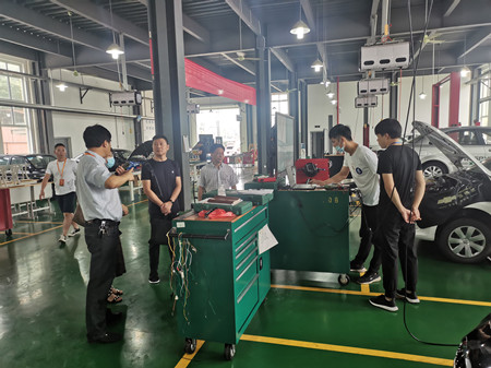 人社局領導到交校(徐衛東)_副本.jpg 人社局領導到交校(徐衛東)_副本.jpg